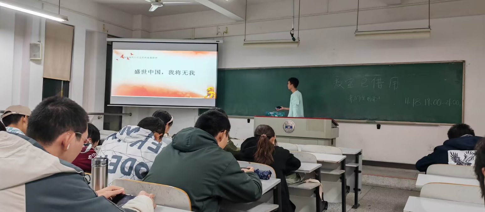 会议室里的人们描述已自动生成 会议室里的人们描述已自动生成