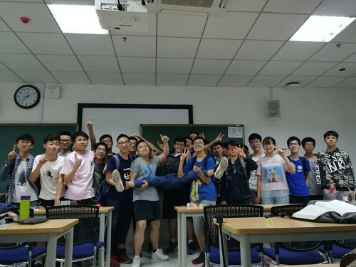 m1525804301377295.jpg 五四班会.jpg